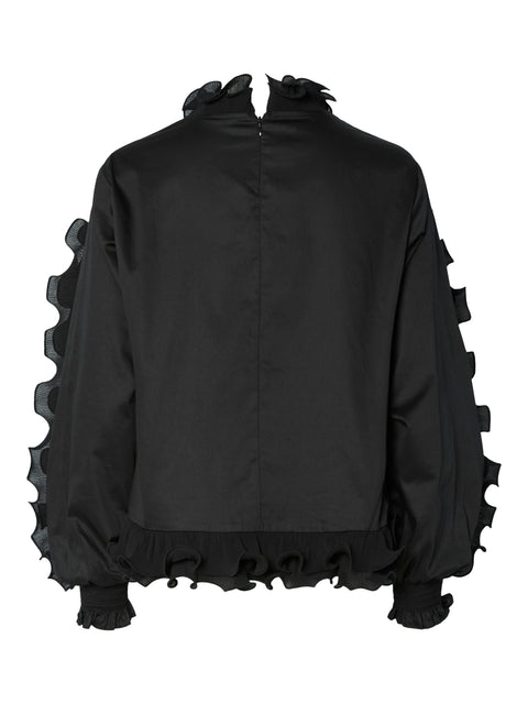 YASMIMA LS Top – Sort fra Y.A.S er en elegant og tidløs bluse, der kombinerer komfort med ansvarlig stil. Fremstillet i 100 % økologisk bomuld, føles den blød og åndbar mod huden – perfekt til både hverdagsbrug og mere formelle anledninger.
