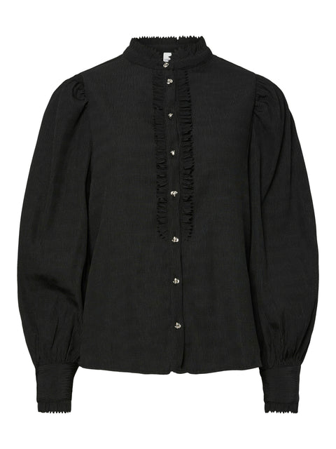 YASRIGO LS Shirt i sort fra Y.A.S er en moderne og stilren skjorte, der kombinerer klassisk design med komfort og kvalitet. Skjorten er fremstillet i et blødt og fleksibelt materiale bestående af 70 % polyester, 27 % viskose og 3 % elastan, hvilket giver en behagelig pasform med let stræk og flot fald.