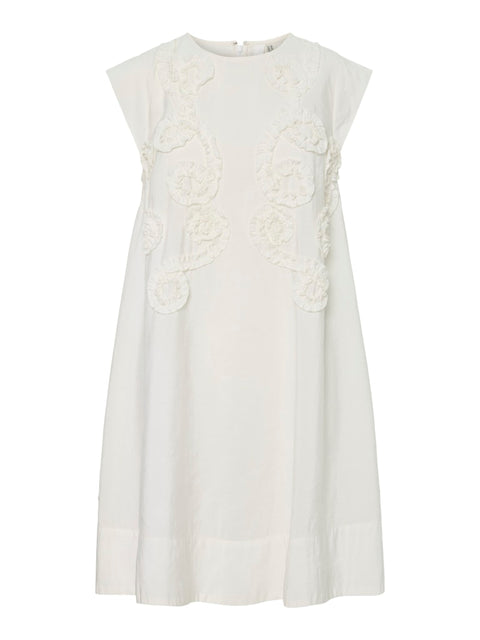 YASSACU Dress i Star White er en elegant og feminin kjole fra det danske modebrand Y.A.S.