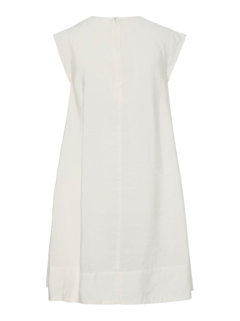 YASSACU Dress i Star White er en elegant og feminin kjole fra det danske modebrand Y.A.S.