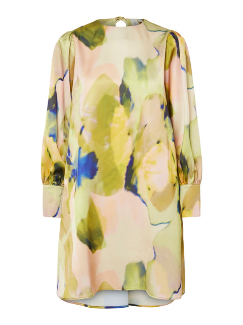 YASSKYRA LS Dress, Ecru er en smuk og elegant festkjole fra Y.A.S, perfekt til særlige lejligheder. Kjolen har en løstsiddende pasform med lange ærmer, der skaber et sofistikeret udtryk.