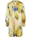YASSKYRA LS Dress, Ecru er en smuk og elegant festkjole fra Y.A.S, perfekt til særlige lejligheder. Kjolen har en løstsiddende pasform med lange ærmer, der skaber et sofistikeret udtryk.