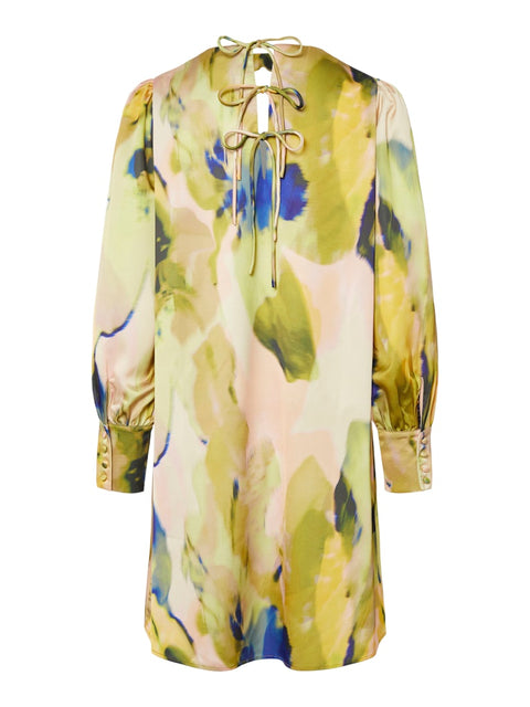 YASSKYRA LS Dress, Ecru er en smuk og elegant festkjole fra Y.A.S, perfekt til særlige lejligheder. Kjolen har en løstsiddende pasform med lange ærmer, der skaber et sofistikeret udtryk.